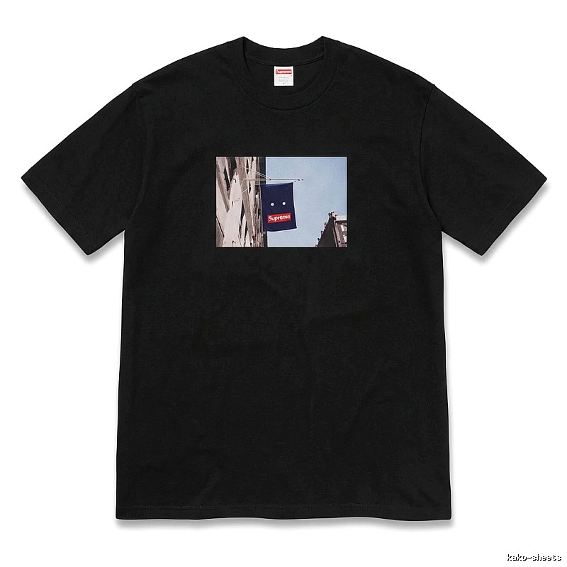 Supreme street scene style black T-shirt