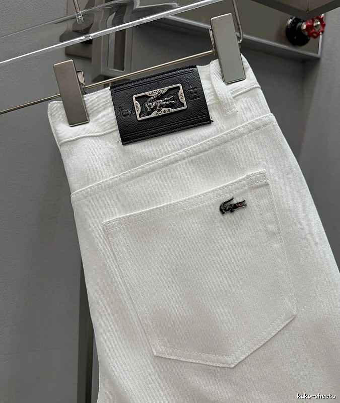 Logo Jeans with green crocodile emblem and clean back pocket - Lacoste Weekend Edit