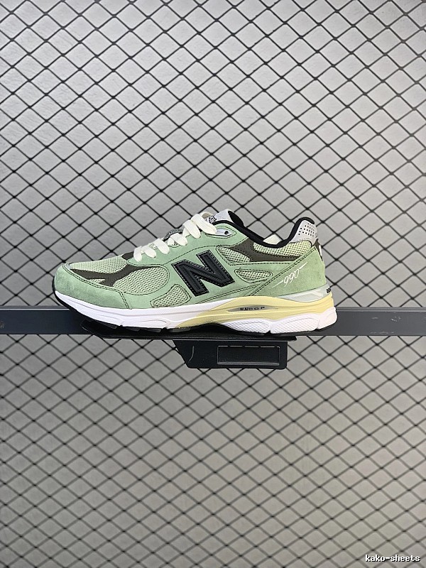 New Balance Retro Runners, Mixed Panel Finish in Green