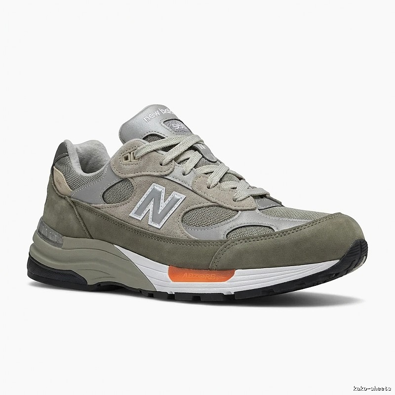 New Balance retro-style grey sports shoes
