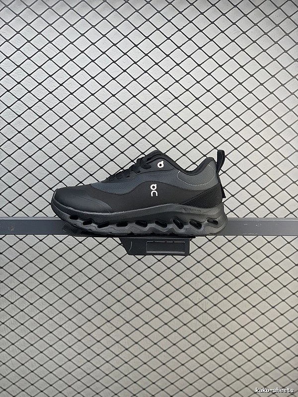 On Cloud Runners, Black and Technical Side Panels