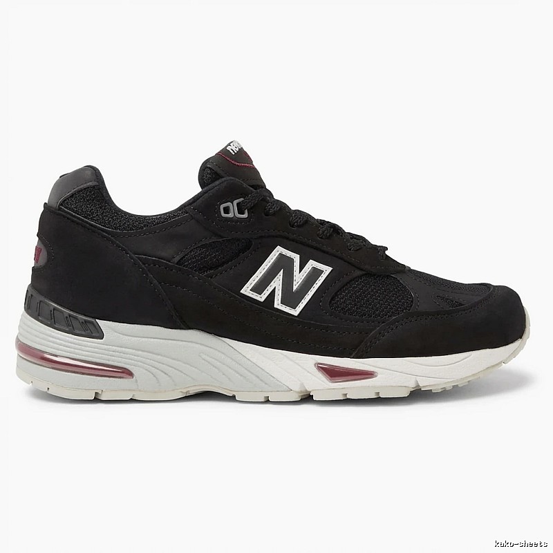 Retro-style black shoes of New Balance